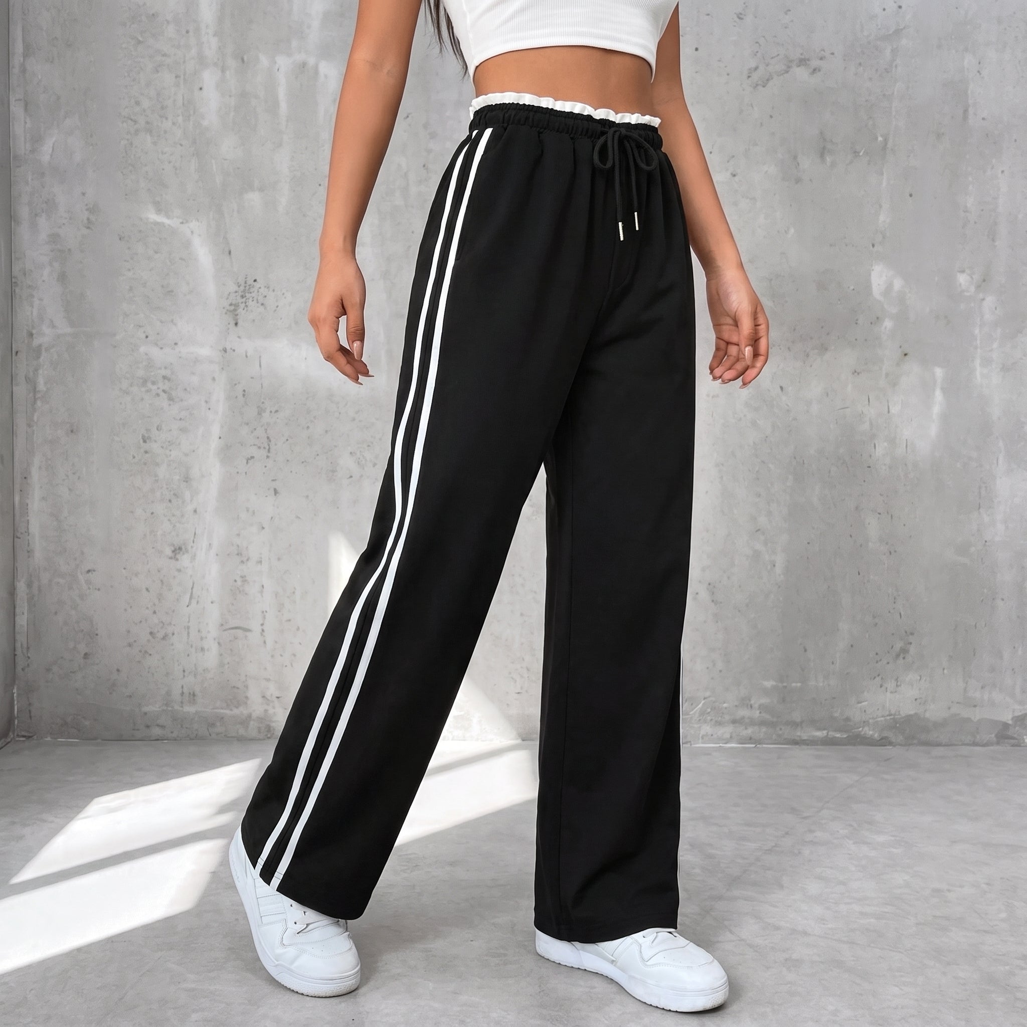 Beatrice - Women's High-Waisted Wide-Leg Joggers - Joggers - Black - Parker&Brooks