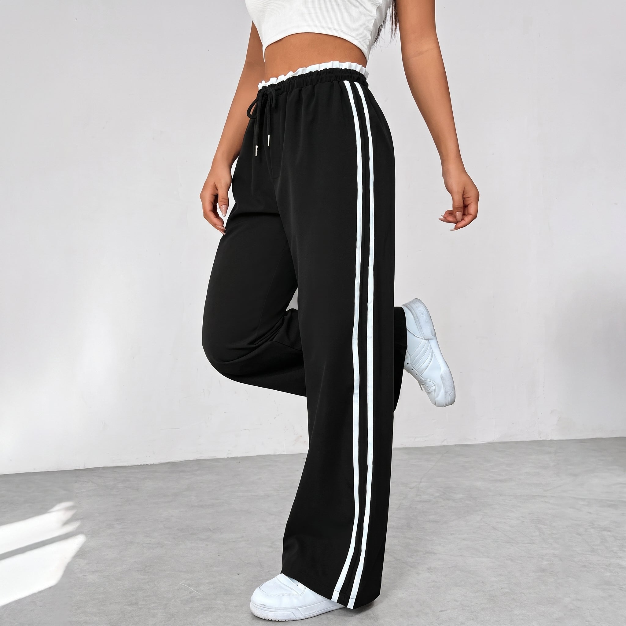 Beatrice - Women's High-Waisted Wide-Leg Joggers - Joggers - Black - Parker&Brooks